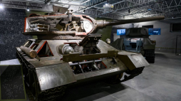 Czołg T-34-85 „Rudy” używany podczas produkcji II i III sezonu serialu „Czterej pancerni i pies” na ekspozycji Muzeum Broni Pancernej w Poznaniu. Fot. PAP/J. Kaczmarczyk