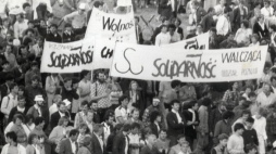 Działacze „Solidarności Walczącej” w czasie mszy św. z udziałem papieża Jana Pawła II w 1987 roku w Gdańsku. Źródło: IPN