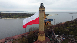 Największa flaga w Polsce zawisła na latarni morskiej w Świnoujściu. 02.05.2021. Fot. PAP/M. Bielecki