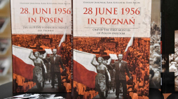 Wersja angielska i niemiecka publikacji „28 czerwca 1956 r. Pierwszy z polskich miesięcy”. Fot. PAP/R. Pietruszka