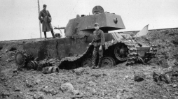 06 1941, Kowno. Niemieccy żołnierze ze zniszczonym sowieckim czołgiem KW-1. Źródło: Wikipedia Commons