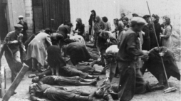 07 1941, Tarnopol. Identyfikacja zwłok więźniów zamordowanych przez NKWD. Źródło: Bundesarchiv