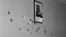06 1956, Poznań. Na zdj. ostrzelany portret Bieruta w budynku Urzędu Bezpieczeństwa. Fot. PAP/CAF/W. Kondracki 