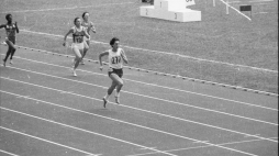 1976 r., Olimpiada w Montrealu. Irena Szewińska finiszuje w biegu na 400 m. Foy. PAP/CAF/Z. Matuszewski