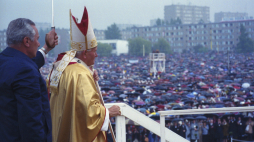 Płock 07.06.1991. IV pielgrzymka papieża Jana Pawła II do Polski. W uroczystość Najświętszego Serca Pana Jezusa Ojciec Święty celebrował mszę świętą na placu nieopodal Stadionu Wisły Płock. Nz. papież na miejscu celebry. Fot. PAP/W. Kryński