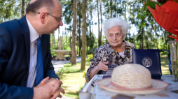 Janina Mazur oraz wiceprezes Mateusz Szpytma. Źródło: IPN