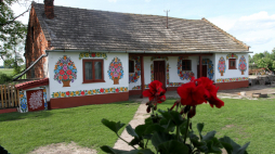 Tradycyjne malowanie domów i obejść w Zalipiu. Fot. PAP/J. Bednarczyk