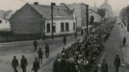 „Początki Auschwitz w pamięci pierwszego transportu polskich więźniów politycznych”. Źródło: Muzeum Auschwitz