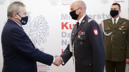 Dowódca Garnizonu Warszawa uhonorowany odznaką „Zasłużony dla Kultury Polskiej”. Źródło: MKDNiS/ fot. Danuta Matloch