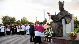 Uroczystość odsłonięcia i poświęcenia pomnika św. Jana Pawła II w Parku Papieskim w Rzeszowie. Fot. PAP/D. Delmanowicz