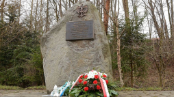 Tablica pamięci Anieli i Franciszka Szewczyków w Gruszowie. Fot. Janusz Ślęzak (IPN)