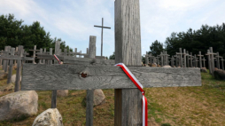 Wzgórze Krzyży w Gibach upamiętniające pomordowanych w obławie augustowskiej. Fot. PAP/A. Reszko