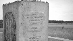 Mogiła-pomnik, na cmentarzu żydowskim, Jedwabne. Źrodło: www.commons.wikimedia.org