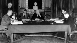 Londyn, 30.07.1941. Podpisanie układu polsko-sowieckiego. Od lewej: Władysław Sikorski, Anthony Eden, Winston Churchill i Iwan Majski. Źródło: NAC