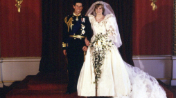 Ślubna fotografia księżnej Diany i księcia Karola. Fot. PAP/EPA
