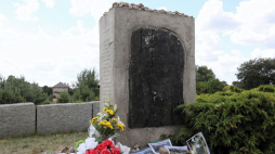 Pomnik ku czci pomordowanych Żydów w Jedwabnem. Fot. PAP/A. Reszko