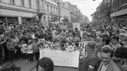 Marsz głodowy, w którym wzięły udział kobiety z dziećmi przeszedł spod katedry, ulicą Piotrkowską, na plac Wolności. Łódź, 30.07.1981. Fot. PAP/T. Prażmowski