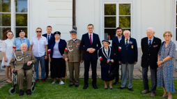 Premier Mateusz Morawiecki spotkał się z powstańcami warszawskimi w Łazienkach Królewskich. Fot. Krystian Maj / KPRM