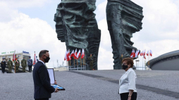 Prezydent RP Andrzej Duda (L) przekazuje na ręce rodziny Order Orła Białego nadany pośmiertnie Alfonsowi Zgrzebniokowi. Fot. PAP/A. Grygiel