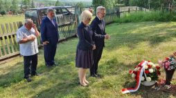 Ambasador RP w Moskwie Krzysztof Krajewski (P) odwiedził Wierszynę. Źródło: Ambasada RP w Moskwie