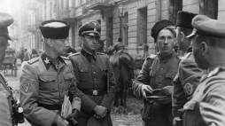SS-Gruppenführer Heinz Reinefarth (L), generał policji i Waffen-SS oraz 3. Pułk Kozaków im. Jakuba Bondarenki w okolicach ul. Wolskiej. Źródło: www.commons.wikimedia.org 