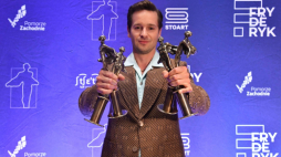 Szczecin, 05.08.2021. Wokalista Krzysztof Zalewski podczas gali Fryderyk Festiwal 2021. Fot. PAP/M. Bielecki