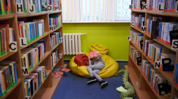 Dziewczynka czyta książkę w gdańskiej bibliotece. Fot. PAP/A. Warżawa