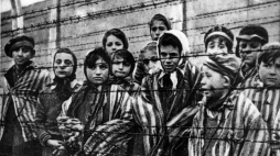 Ocalałe dzieci w niemieckim obozie koncentracyjnym Auschwitz-Birkenau. 01.1945. Fot. PAP/Reprodukcja