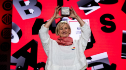 Laureatka w kategorii „Przekład” Magda Heydel podczas uroczystej gali wręczenia Nagród Literackich Gdynia. Fot. PAP/M. Gadomski