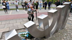 Uroczystość złożenia kwiatów przy pomniku „Menora” podczas obchodów 79. rocznicy zagłady kieleckiego getta. Fot. PAP/P. Polak