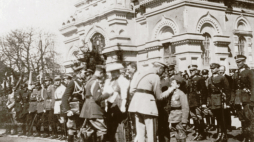 Józef Piłsudski odznacza Tadeusza Jeziorowskiego i innych obrońców Płocka, Płock 10 kwietnia 1921. Źródło: Wikimedia Commons