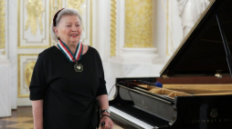 Bożena Schmid-Adamczyk odznaczona Złotym Medalem „Zasłużony Kulturze Gloria Artis”. Fot.  MKDNiS