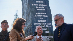  Gdańsk, 07.09.2021. Honorowy prezes Związku Przyjaciół Pomorza, jeden z inicjatorów budowy monumentu Roman Knitter (2P), prezydent miasta Aleksandra Dulkiewicz (2L) i honorowy prezes Instytutu Kaszubskiego Józef Borzyszkowski (P) podczas uroczystości odsłonięcia pomnika poświęconego pamięci Polonii gdańskiej, Kaszubów i Pomorzan walczących za Niepodległą oraz ginących w miejscach kaźni i na polach bitew w latach 1939-1945, 7 bm., przy głównej alei na Cmentarzu Łostowickim w Gdańsku. Fot. PAP/A. Warżawa