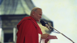 Papież Jan Paweł II podczas pierwszej pielgrzymki do Polski. Częstochowa, 06.1979. Fot. PAP/A. Kossobudzki Orłowski