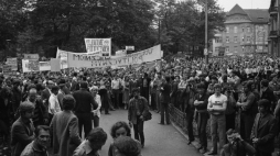 Niezależne Zrzeszenie Studentów oraz „Solidarność” zorganizowały marsz protestacyjny przeciwko przetrzymywaniu więźniów politycznych. Katowice, 25.05.1981. Fot. PAP/CAF/S. Jakubowski