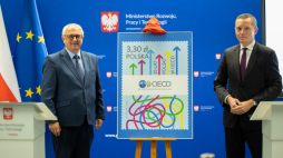 Wiceminister rozwoju i technologii Grzegorz Piechowiak (L) oraz prezes Poczty Polskiej Tomasz Zdzikot (P) podczas prezentacji znaczka okolicznościowego „25 lat Polski w OECD”. Źródło: www.twitter.com/PocztaPolska