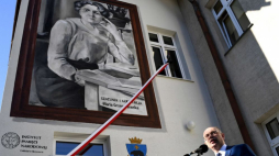 Zastępca prezesa IPN Mateusz Szpytma podczas odsłonięcia muralu upamiętniającego Marię Grzegorzewską w Przemyślu. Fot. PAP/D. Delmanowicz