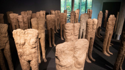 Rzeźba Magdaleny Abakanowicz „Tłum III” prezentowana na wystawie przedaukcyjnej „Rzeźba i formy przestrzenne” w domu aukcyjnym Desa Unicum w Warszawie. Fot. PAP/A. Lange