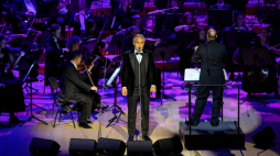 Włoski tenor Andrea Bocelli (C) podczas koncertu w siedzibie NOSPR w Katowicach. Wydarzenie otwiera regionalne obchody 40. rocznicy wprowadzenia stanu wojennego w woj. śląskim. Fot. PAP/H. Bardo