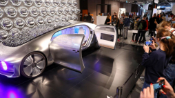 Prototyp futurystycznego auta marki Mercedes na wystawie „Przyszłość jest dziś: Cyfrowy mózg?” Centrum Nauki Kopernik w Warszawie. Fot. PAP/R. Guz