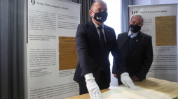 P.o. Dyrektor Muzeum Dzieci Polskich – Ofiar Totalitaryzmu dr Ireneusz Maj (L) oraz ocalały z niemieckiego obozu dla polskich dzieci przy ul. Przemysłowej Jerzy Jeżewicz (P) podczas konferencji prasowej nt. odnalezienia grobów ofiar niemieckiego obozu dla dzieci przy ulicy Przemysłowej w Łodzi. Fot. PAP/R. Zawistowski