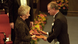 Ceremonia w Filharmonii Sztokholmskiej wręczenia Nagrody Nobla w dziedzinie literatury: Wisława Szymborska (L) i król Szwecji Karol XVI Gustaw. 10.12.1996. Fot. PAP/J. Bednarczyk