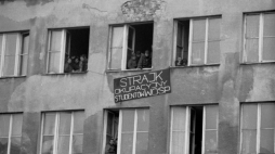 Strajk w Wyższej Oficerskiej Szkole Pożarnictwa. Warszawa, 25.11.1981. Fot. PAP/G. Rogiński