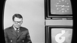 Andrzej Racławicki, prezenter Dziennika Telewizyjnego w wojskowym mundurze na ekranie telewizora. 23.01.1982. Fot. PAP/CAF/T. Zagoździński
