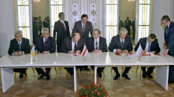 Podpisywanie układu w Wiskulach, 8 grudnia 1991 r. Źródło: Wikimedia Commons