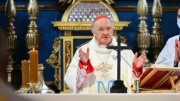 Kraków, 08.12.2021. Metropolita warszawski kard. Kazimierz Nycz (L) podczas mszy św. z okazji 625-lecia wydziału teologicznego i 40-lecia Papieskiej Akademii Teologicznej (obecnie UPJPII), sprawowanej w kościele pw. św. Marka Ewangelisty w Krakowie. Fot. PAP/Art Service 