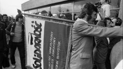 Przedstawiciele Regionu Białystok ze sztandarem Solidarności podczas I Krajowego Zjazdu Delegatów NSZZ „S”. Gdańsk, 05.09.1981. Fot. PAP/CAF/J. Uklejewski