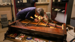 Paul McNulty podczas renowacji fortepianu marki Pleyel z 1848 roku w Muzeum Fryderyka Chopina w Warszawie. Fot. PAP/Z. Bichniewicz
