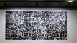 „Faces” Tomasza Winiarskiego na wystawie głównej 11. Triennale Grafiki Polskiej w Muzeum Śląskim w Katowicach. Fot. PAP/A. Grygiel