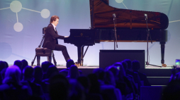 Pianista Ingolf Wunder podczas koncertu w trakcie uroczystości otwarcia 16. Szczytu Cyfrowego ONZ - Internet Governance Forum 2021. Fot. PAP/Ł. Gągulski